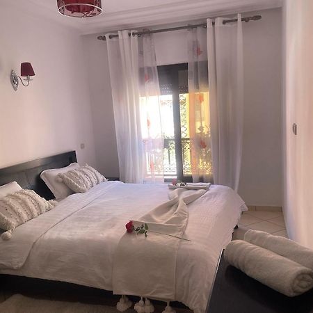 Magnifique Appartement Spacieux Confort Propre Familial 2 Chambres Salon Et Salle A Manger A 20Mn A Pied De Place Jemaa El Fina 4 Piscines Dans Espace De Golf A 12 Mn En Voitures L Entree Est Gratuit Pour La Clientele Ouvert Entre 10H Et 20H Маракеш Екстериор снимка