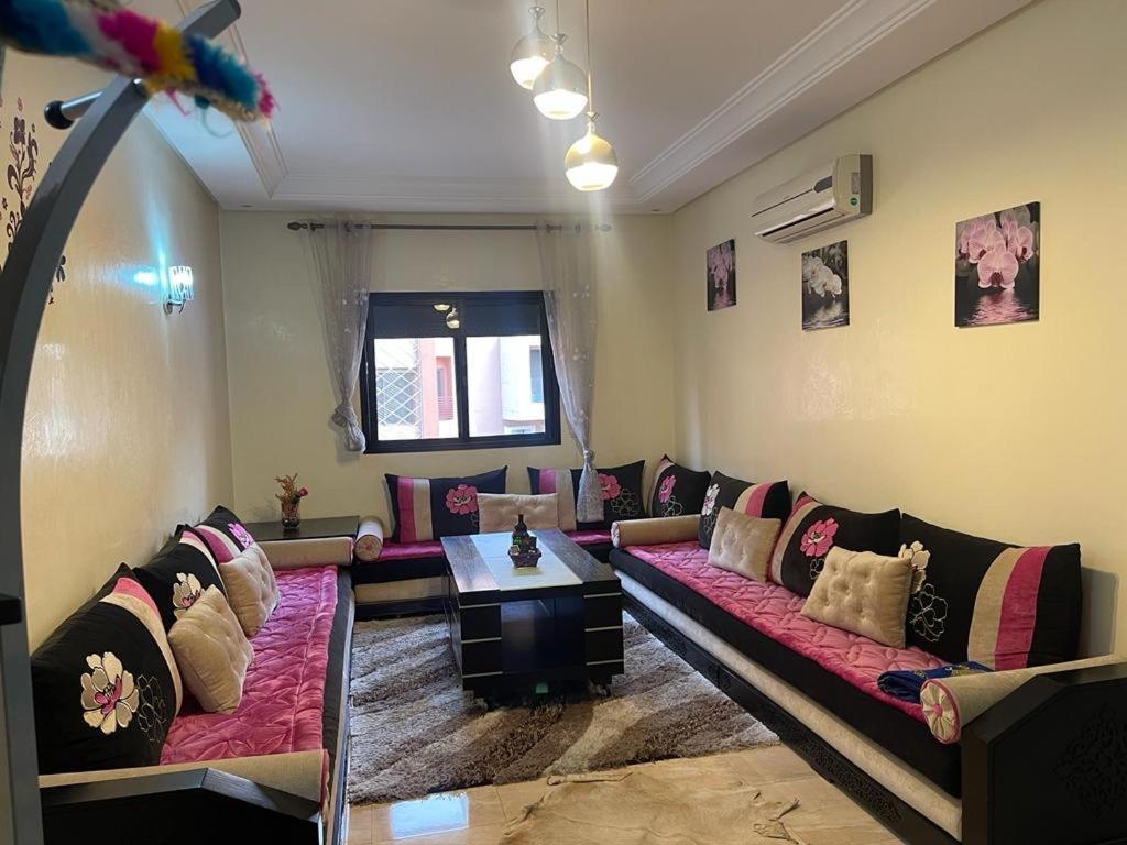 Magnifique Appartement Spacieux Confort Propre Familial 2 Chambres Salon Et Salle A Manger A 20Mn A Pied De Place Jemaa El Fina 4 Piscines Dans Espace De Golf A 12 Mn En Voitures L Entree Est Gratuit Pour La Clientele Ouvert Entre 10H Et 20H Маракеш Екстериор снимка