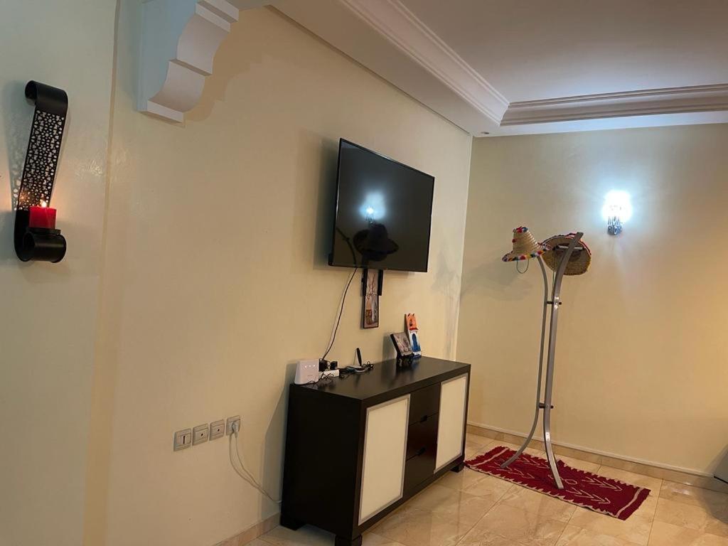 Magnifique Appartement Spacieux Confort Propre Familial 2 Chambres Salon Et Salle A Manger A 20Mn A Pied De Place Jemaa El Fina 4 Piscines Dans Espace De Golf A 12 Mn En Voitures L Entree Est Gratuit Pour La Clientele Ouvert Entre 10H Et 20H Маракеш Екстериор снимка