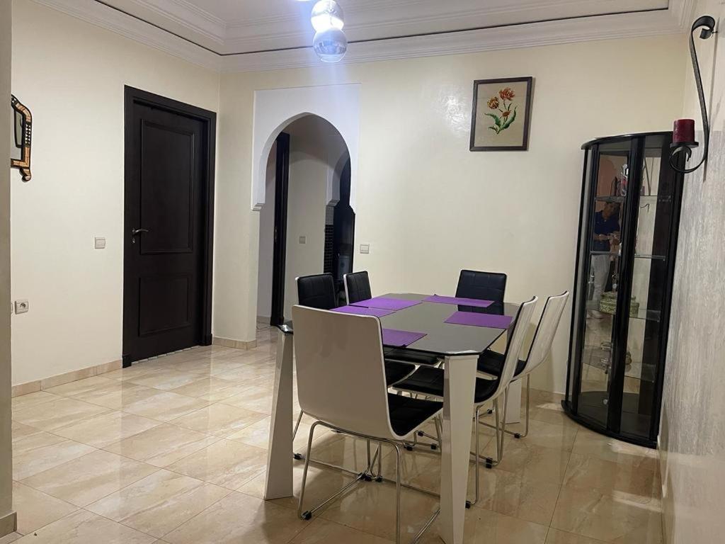 Magnifique Appartement Spacieux Confort Propre Familial 2 Chambres Salon Et Salle A Manger A 20Mn A Pied De Place Jemaa El Fina 4 Piscines Dans Espace De Golf A 12 Mn En Voitures L Entree Est Gratuit Pour La Clientele Ouvert Entre 10H Et 20H Маракеш Екстериор снимка