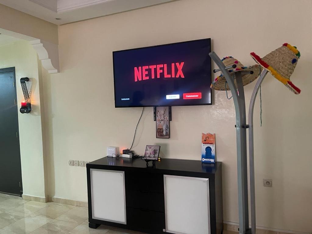 Magnifique Appartement Spacieux Confort Propre Familial 2 Chambres Salon Et Salle A Manger A 20Mn A Pied De Place Jemaa El Fina 4 Piscines Dans Espace De Golf A 12 Mn En Voitures L Entree Est Gratuit Pour La Clientele Ouvert Entre 10H Et 20H Маракеш Екстериор снимка