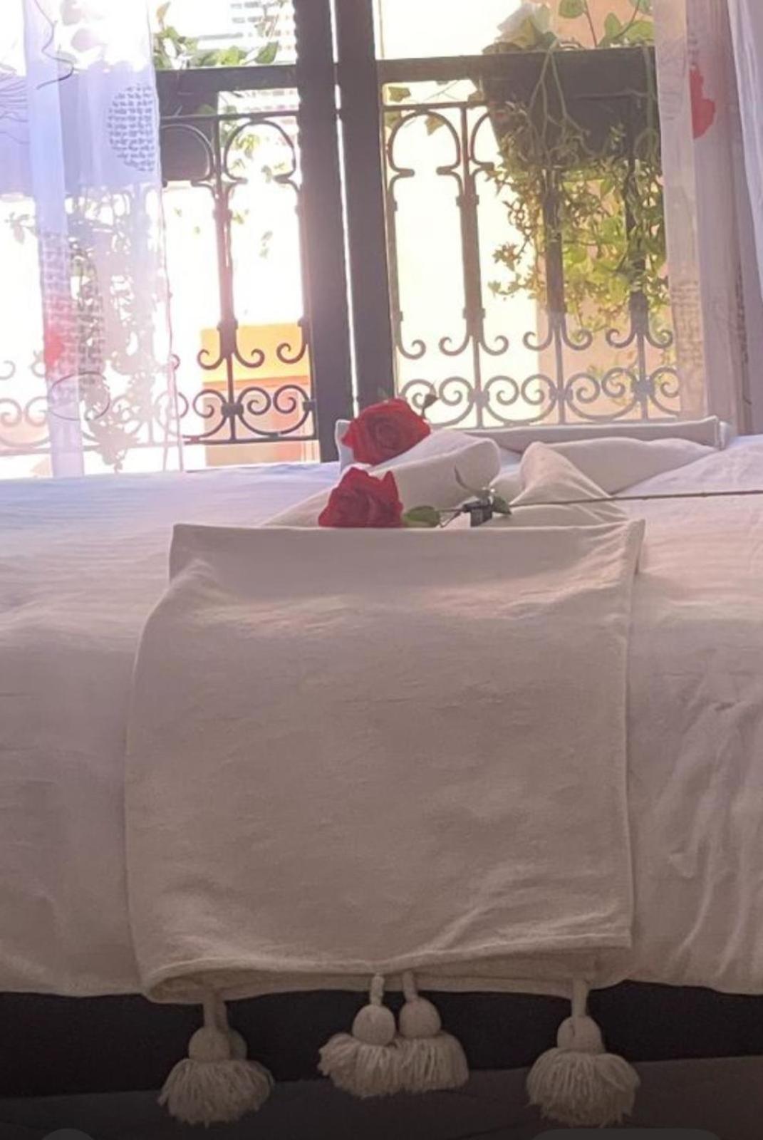 Magnifique Appartement Spacieux Confort Propre Familial 2 Chambres Salon Et Salle A Manger A 20Mn A Pied De Place Jemaa El Fina 4 Piscines Dans Espace De Golf A 12 Mn En Voitures L Entree Est Gratuit Pour La Clientele Ouvert Entre 10H Et 20H Маракеш Екстериор снимка