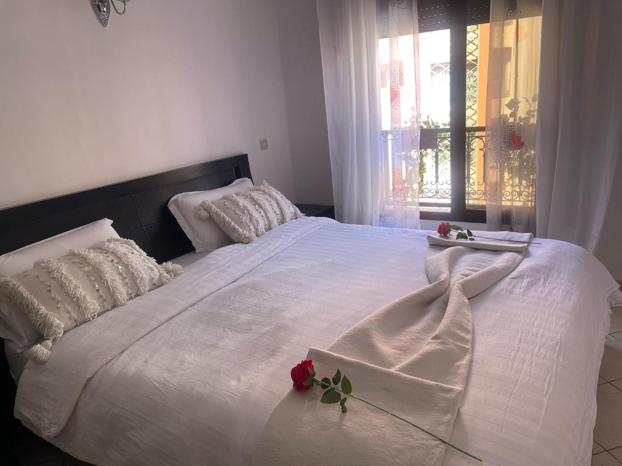 Magnifique Appartement Spacieux Confort Propre Familial 2 Chambres Salon Et Salle A Manger A 20Mn A Pied De Place Jemaa El Fina 4 Piscines Dans Espace De Golf A 12 Mn En Voitures L Entree Est Gratuit Pour La Clientele Ouvert Entre 10H Et 20H Маракеш Екстериор снимка