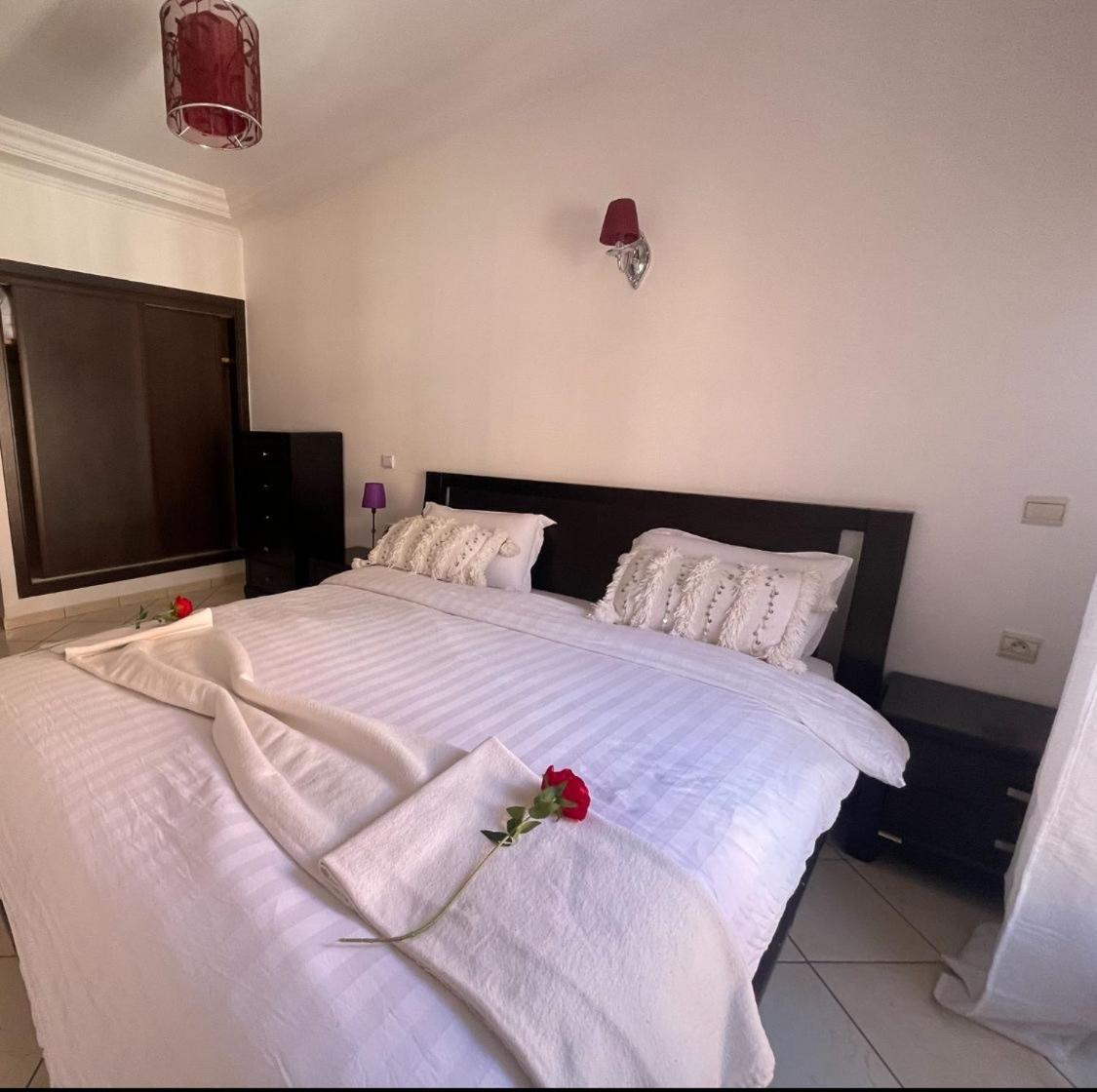 Magnifique Appartement Spacieux Confort Propre Familial 2 Chambres Salon Et Salle A Manger A 20Mn A Pied De Place Jemaa El Fina 4 Piscines Dans Espace De Golf A 12 Mn En Voitures L Entree Est Gratuit Pour La Clientele Ouvert Entre 10H Et 20H Маракеш Екстериор снимка