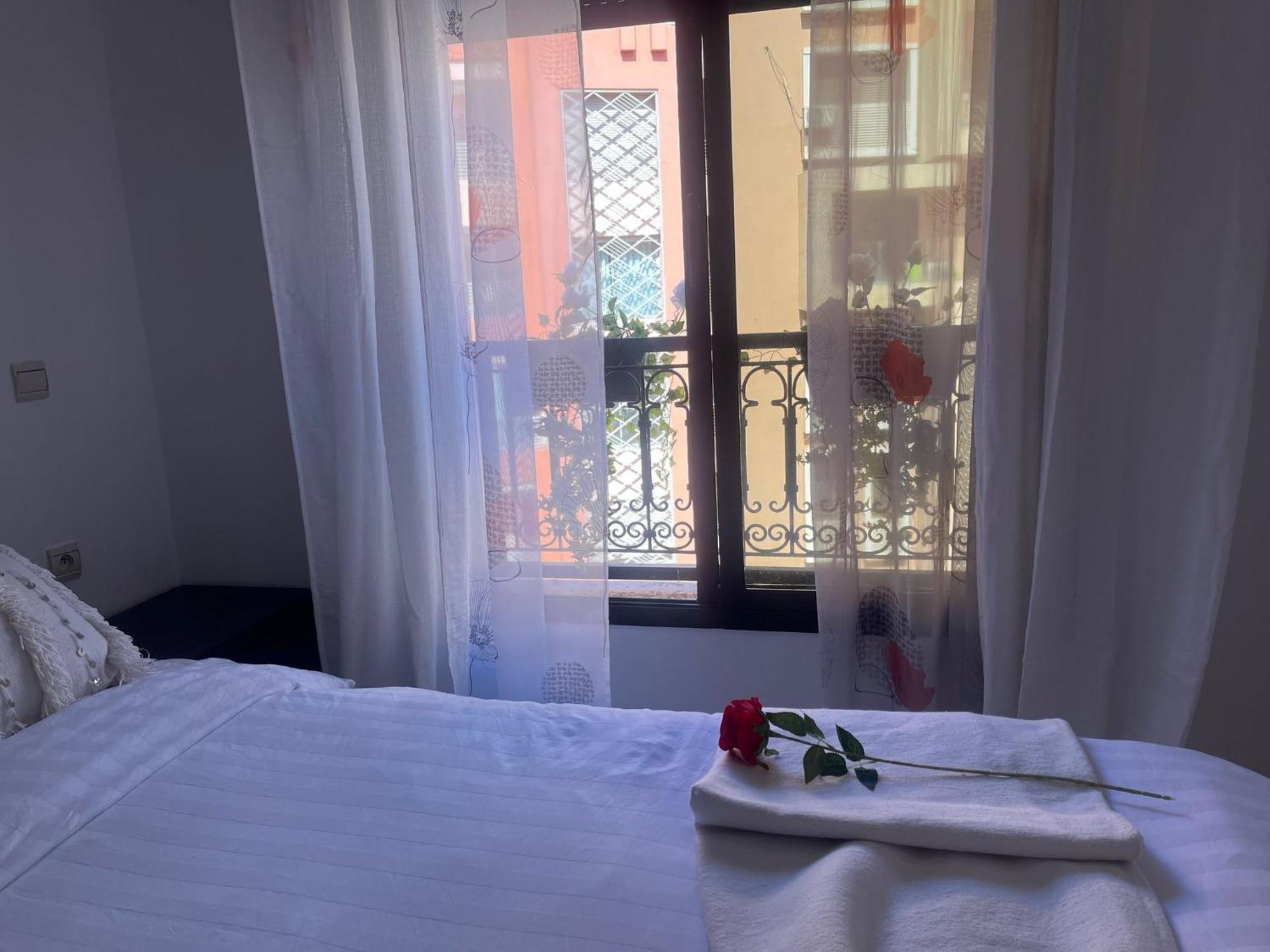 Magnifique Appartement Spacieux Confort Propre Familial 2 Chambres Salon Et Salle A Manger A 20Mn A Pied De Place Jemaa El Fina 4 Piscines Dans Espace De Golf A 12 Mn En Voitures L Entree Est Gratuit Pour La Clientele Ouvert Entre 10H Et 20H Маракеш Екстериор снимка